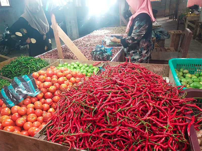Pembeli mengeluhkan tingginya harga cabai merah keriting dan sejumlah bahan pangan lain di Pasar Terubuk Bengkalis, Kamis (10/4/2025).