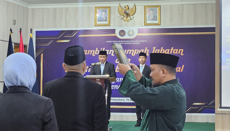 Pengambilan sumpah jabatan para pejabat fungsional di lingkungan Kanwil Ditjen Imigrasi Riau, Kamis (10/4/2025).