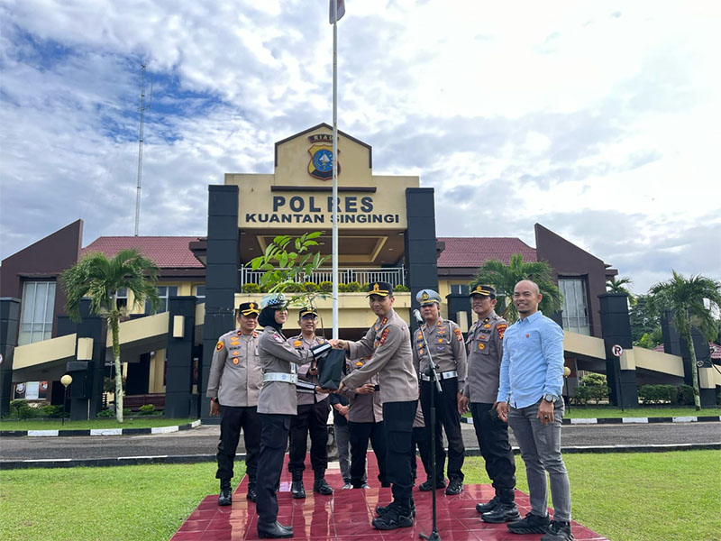 Kapolres Kuansing AKBP Angga Febrian Herlambang SIK SH menyerahkan bibit pohon pada salah seorang personel yang hari ini berulang tahun, Kamis (10/4/2025).