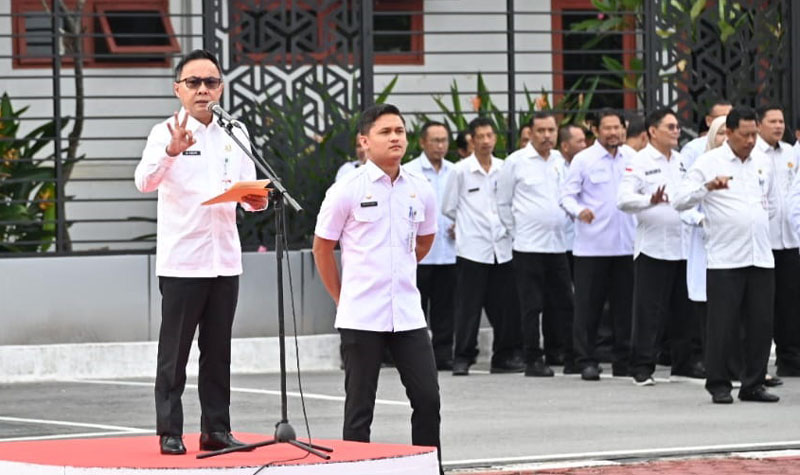 Sekretaris Daerah Bengkalis dr Ersan Saputra TH memimpin apel gabungan bersama di  Kantor Bupati Bengkalis.