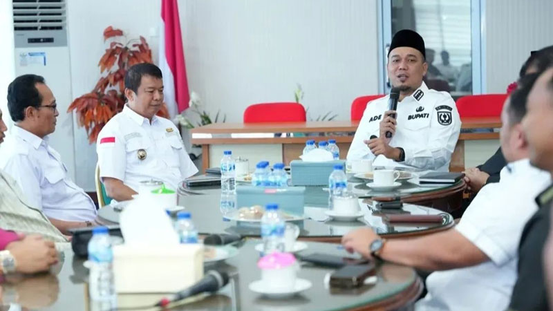 Bupati Inhu Ade Agus Hartanto SSos MSi (kanan) didampingi Wabup  Ir H Hendrizal MSi (dua kiri) saat coffee morning bersama pimpinan dan anggota DPRD.