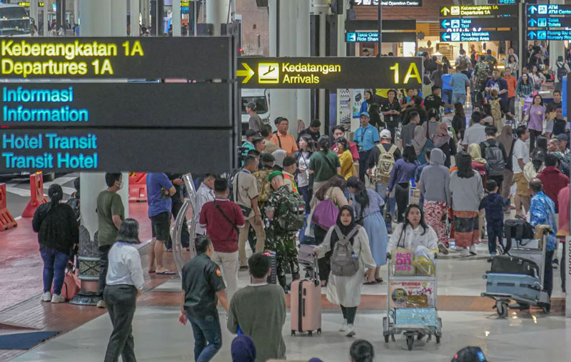 Sejumlah penumpang pesawat memadati Terminal Kedatangan 1A, Bandara Soekarno-Hatta, Tangerang, Ahad (6/4/2025).