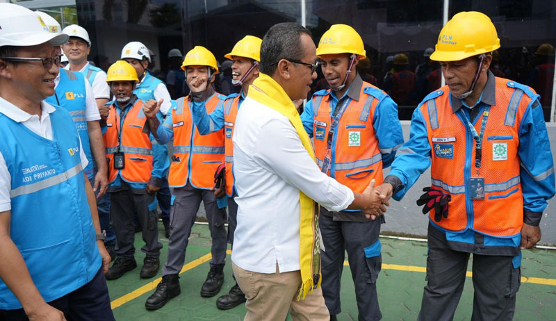 Menteri ESDM Bahlil Lahadalia (tiga kanan) didampingi Direktur Distribusi PLN, Adi Priyanto (kiri) saat menyapa petugas pelayanan teknik pada kunjungannya di UP3B Maluku.