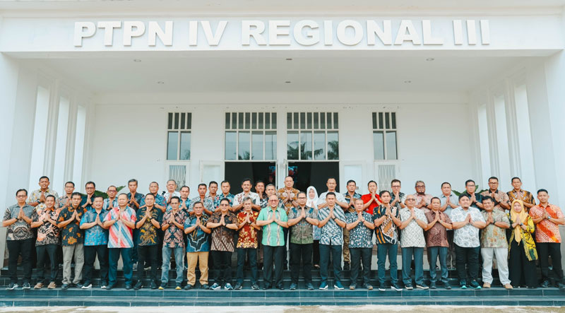Region Head Ahmad Gusmar Harahap (tengah) foto bersama dengan karyawan saat menghadiri halalbihalal di Kantor PTPN IV Regional III, Pekanbaru, Rabu (9/4/2025).