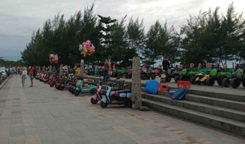 Pantai Padang masih menjadi objek wisata andalan di Kota Padang saat libur Idulfitri 1446 Hijriah/2025 Masehi.
