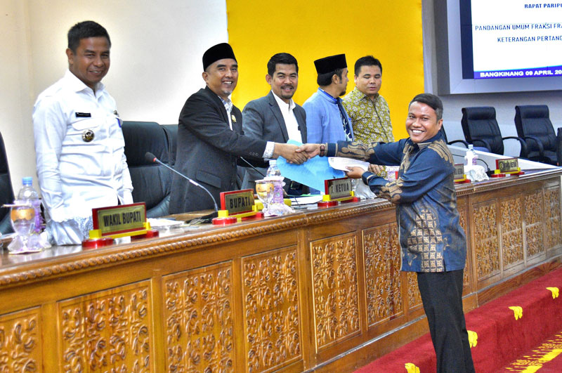Juru bicara Fraksi PPP PKS Hendri Domo menyerahkan pandangan Fraksi PPP PKS terhadap LKPJ Kepala Daerah tahun anggaran 2024 di ruang rapat paripurna DPRD Kabupaten Kampar, Bangkinang.