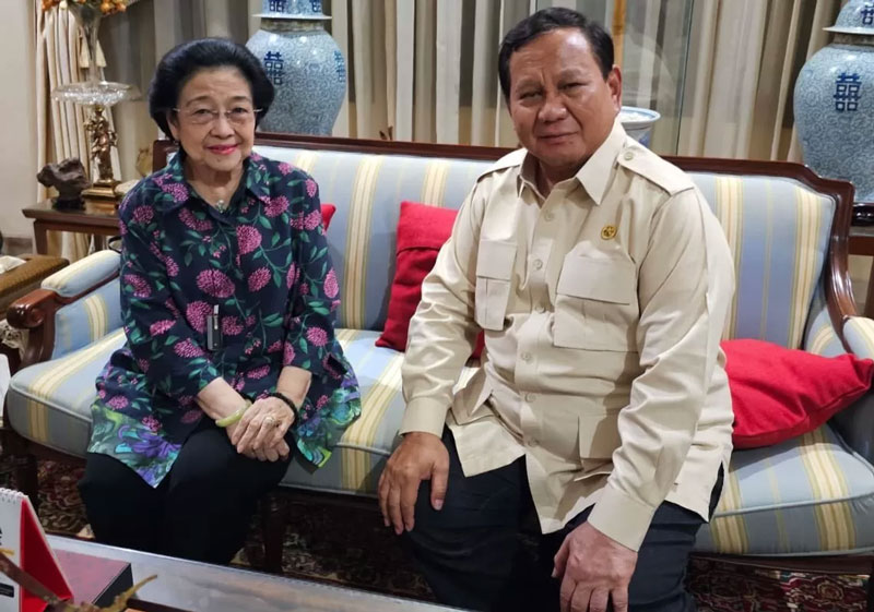 Presiden Prabowo Subianto terlihat akrab saat bertemu dengan Ketua Umum PDI Perjuangan Megawati Soekarnoputri di kediaman Megawati, Jalan Teuku Umar, Menteng, Jakarta, Senin (7/4/2025).