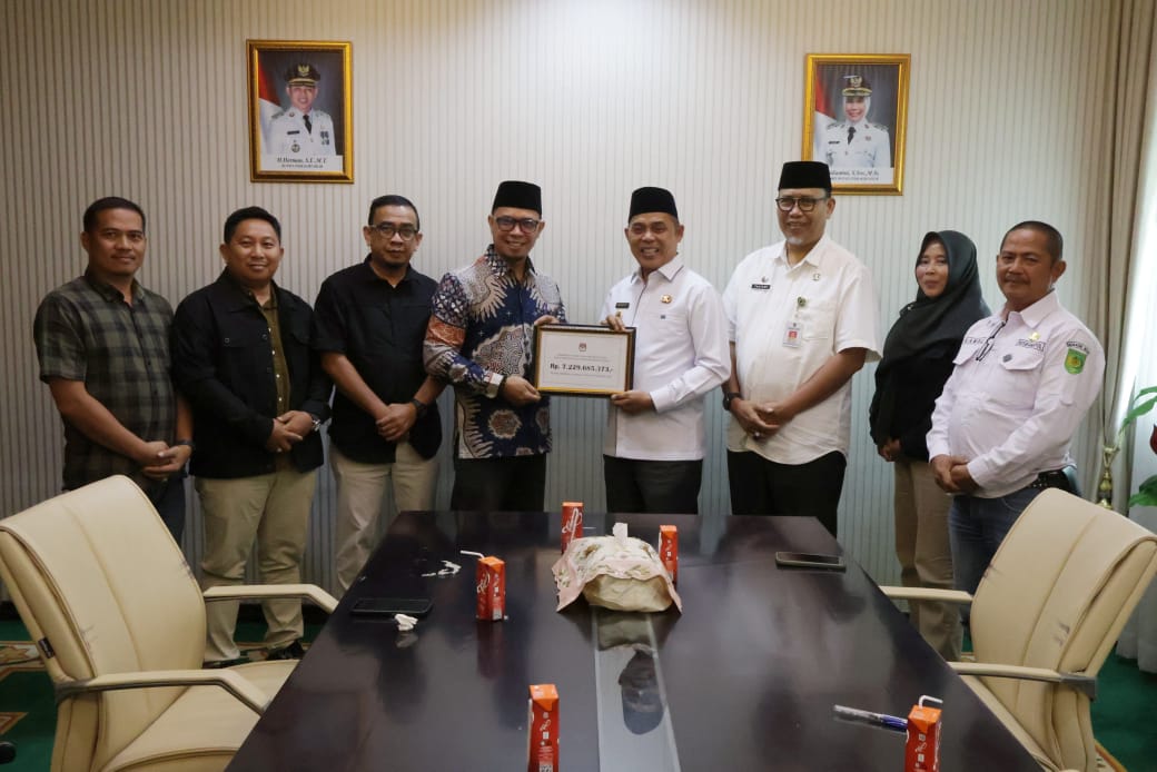 Bupati Inhil H Herman secara simbolis terima kembalian dana hibah Pilkada tahun 2024 dari KPU Inhil, Rabu (9/4/2025).