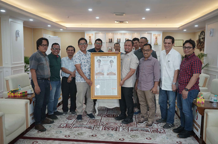 Wako Pekanbaru Agung Nugroho menerima cenderamata dari CEO Riau Pos Group Ahmad Dardiri didampingi Direktur Riau Pos Firman Agus, Direktur Riau Pos Asmawi Ibrahim, Kamis (10/4/2025).