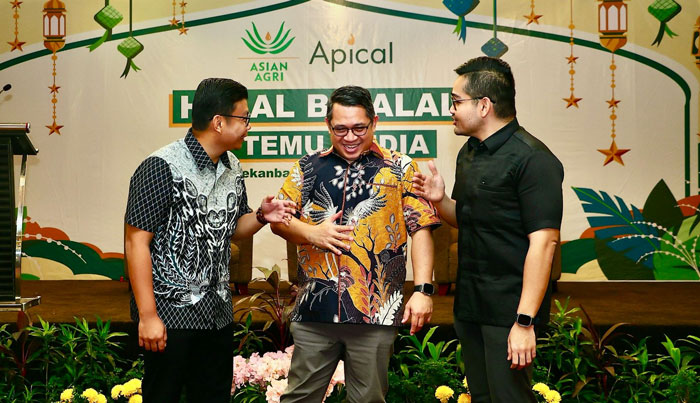 Head of Corporate Communications Asian Agri dan Apical, Prama Yudha Amdan (tengah) menyampaikan komitmen PT Asian Agri  bersama dengan PT Apical.