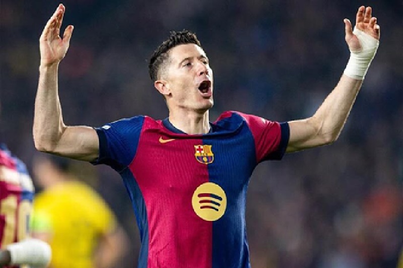 Penyerang Barcelona Robert Lewandowski mencetak dua gol ke gawang Borussia Dortmund saat menang 4-0 pada leg 1 perempatfinal Liga Champions.