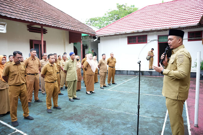 Bupati Inhu, Ade Agus Hartanto S.Sos MSI saat memberikan arahan saat sidak pada Selasa (8/4/2025) lalu.