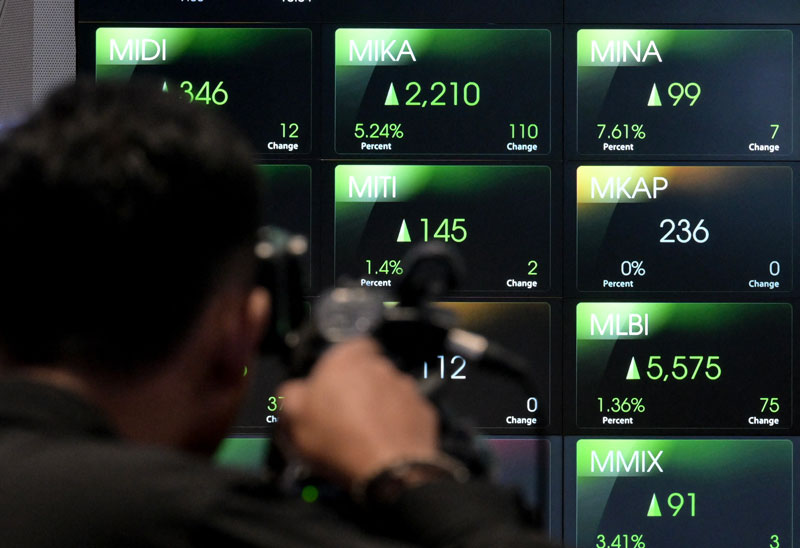 Seorang pria memantau pergerakan harga saham gabungan di Bursa Efek Indonesia di Jakarta, Kamis (10/4/2025). Indeks saham acuan Indonesia melonjak hampir 5 persen lebih tinggi.