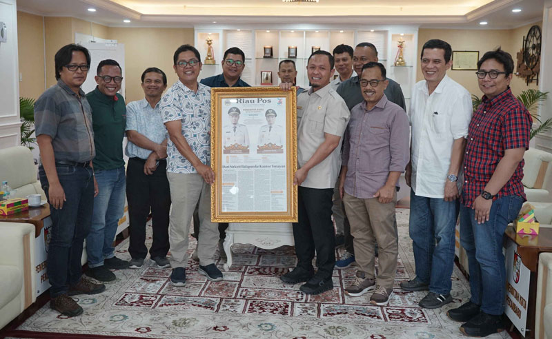 Wali Kota Pekanbaru Agung Nugroho (empat kanan) menerima cendera mata yang diserahkan CEO Riau Pos Group Ahmad Dardiri (empat kiri) saat kunjungan ke Kantor Wali Kota Pekanbaru.