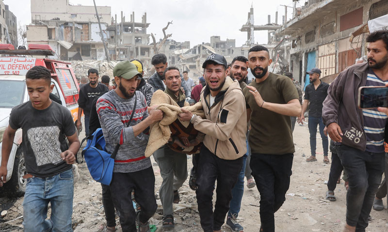 Tim penyelamat mengevakuasi korban di bangunan tempat tinggal yang runtuh akibat dibom Israel di Shujaiyya, Gaza, Palestina, Rabu (9/4/2025).