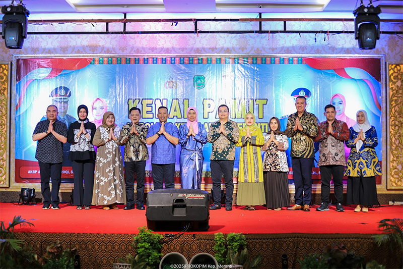 Foto bersama usai kenal pamit Kapolres Kepulauan Meranti di Ballroom Grand Meranti Hotel Selatpanjang, Kamis (10/4/2025) malam.