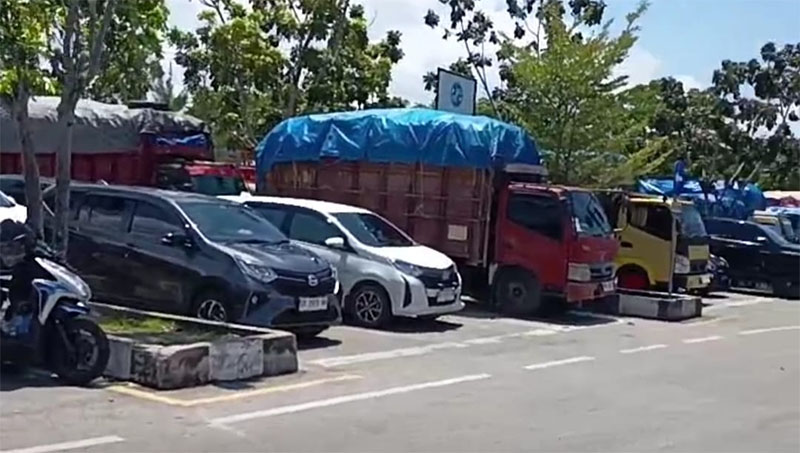 Dihentikannya sistem genap-ganjil dan booking tiket oleh Dishub, membuat kondisi penyebengan di Ro-Ro Air Putih Bengkalis menjadi padat dan antrean sampai ke SPBU Air Putih, Kamis (10/4/2025) siang.