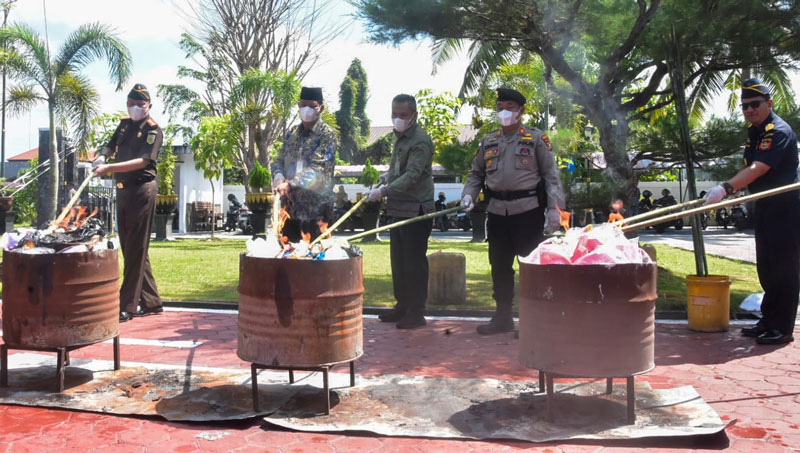 Kejari Bengkalis&nbsp;Dr Sri Odit Megonondo SH MH melakukan pemusnahan BB yang telah mempunyai kekuatan hukum tetap di  Kejari Bengkalis, Kamis (10/4/2025).