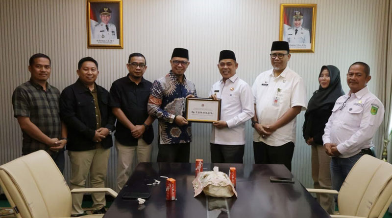 Bupati Inhil H Herman secara simbolis menerima pengembalian dana hibah Pilkada  2024 dari Komisi Pemilihan Umum (KPU) Inhil, Rabu (9/4/2025).