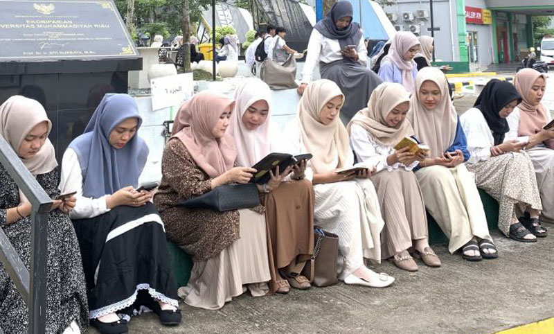 Salah satu kelompok mahasiswa FSI Umri bersama-sama mengkhatamkan Al-Qur&rsquo;an, baru-baru ini.