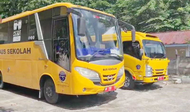 Dua unit bus sekolah pelayanan yang diberikan Pemkab Siak melalui Dishub dalam mengantar para pelajar ke sekolah. Foto diambil beberapa waktu lalu.