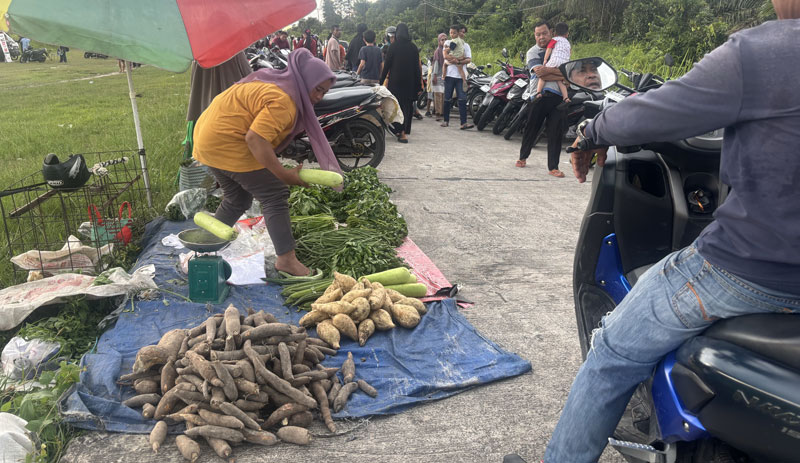 Pasar kaget Kamis di Pelabuhan Penyeberangan Belantik Siak ramai oleh warga, namun daya beli menurun, Kamis (10/4/2025).