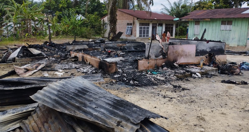 Satu unit rumah semi permanen milik warga di Jalan Baru Duri 14, Desa Bumbung, Kecamatan Bathin Solapan hangus terbakar dan rata dengan tanah pada Kamis