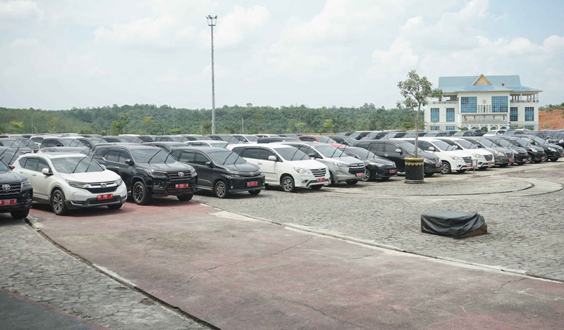Ratusan mobil dinas milik Pemko Pekanbaru diparkirkan di halaman belakang Perkantoran Pemko Pekanbaru di Tenayan Raya, Kamis (10/4/2025).