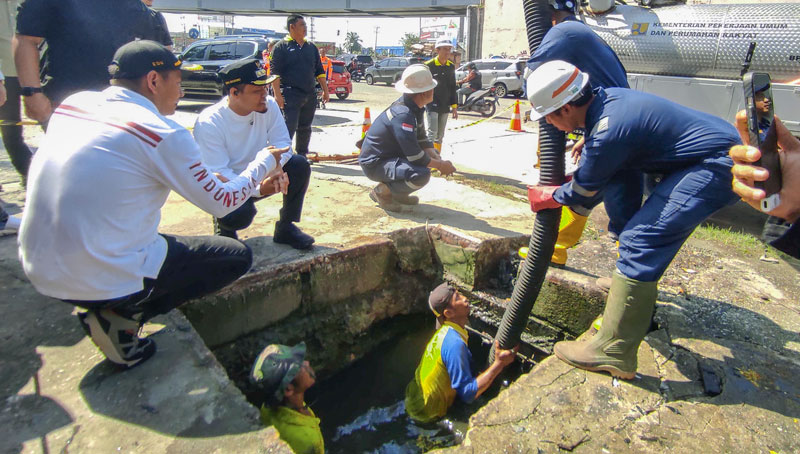Wali Kota Pekanbaru H Agung Nugroho didampingi Kadis PUPR Kota Pekanbaru Edward Riansyah meninjau proses penyedotan lumpur dengan menggunakan mobil khusus dari Kementrian PUPR.