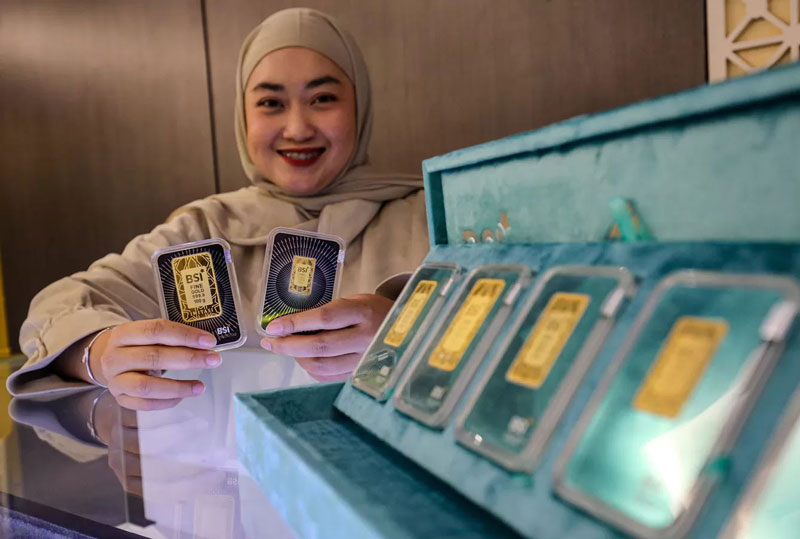 Karyawan menata produk emas BSI di Gedung BSI, Jakarta, Rabu (5/3/2025).