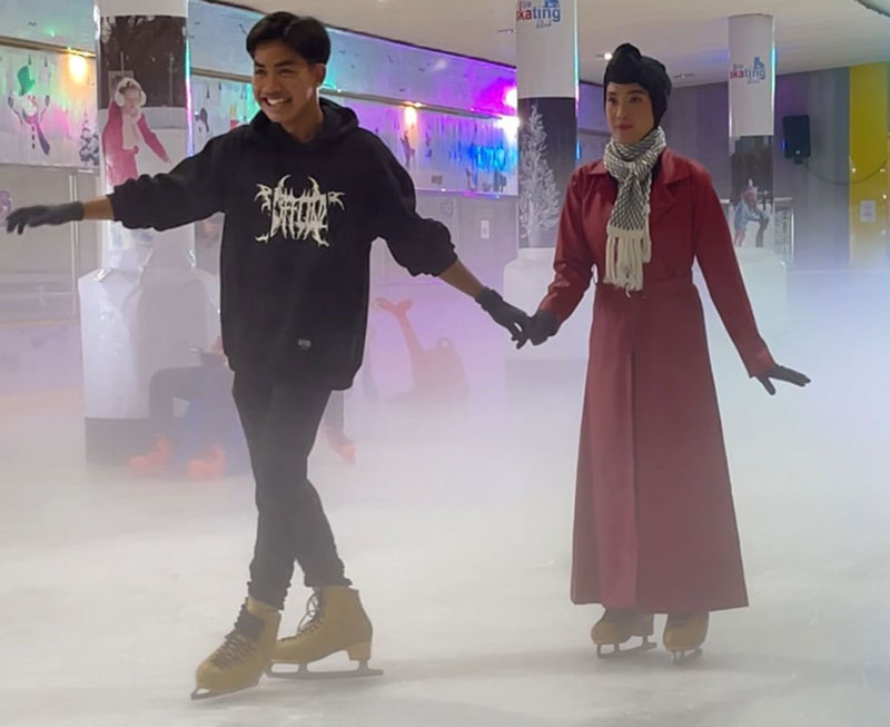 Pengunjung tampak asyik bermain ice skating di SKA Ice Skating Rink Pekanbaru di lantai 3A Mal SKA Pekanbaru, beberapa waktu lalu.