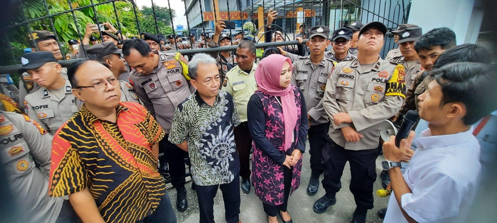 Massa dari LSM Berantas melakukan aksi demonstrasi di kantor BPKP Perwakilan Riau di Jalan Sudirman Pekanbaru, Jumat (11/4/2025). Ft Evan Gunanzar
