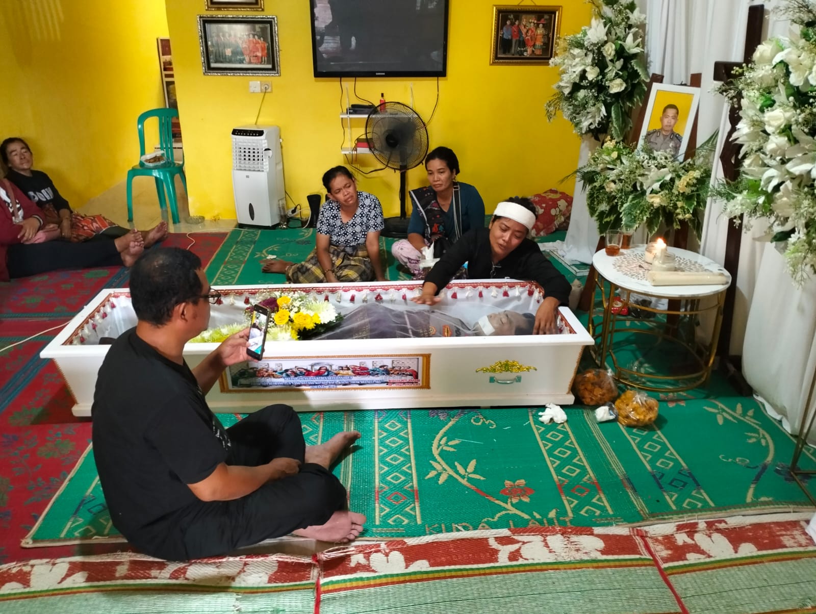Febri Jolizah Ginting meratapi jasad dari Bripka SS yang telah meninggal dunia.