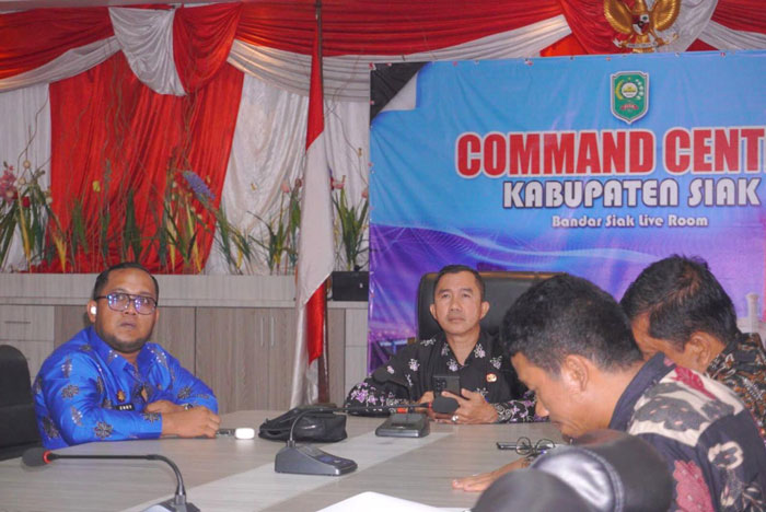 Pj Sekda Siak Dr Fauzi Asni memimpin rapat virtual sosialisasi Kompetisi Inovasi Pelayanan Publik (KIPP) Tahun 2025 dari ruang Bandar Siak, Kantor Bupati Siak.