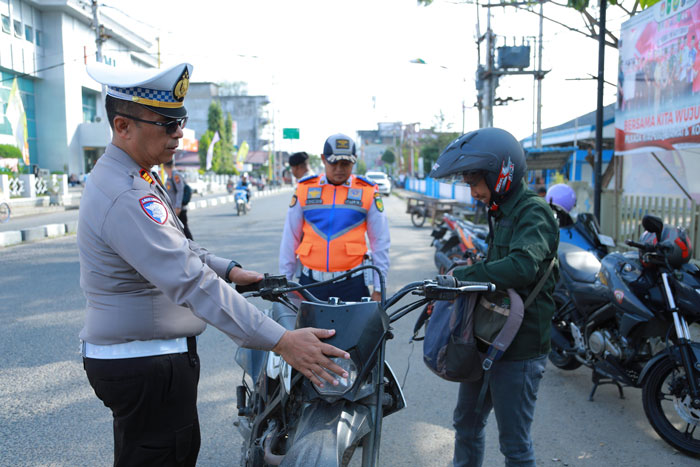Petugas sedang melakukan razia kendaraan bermotor di Kota Tembilahan Kabupaten Inhil beberapa waktu lalu.