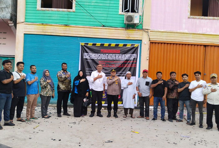 Kasatpol PP Rohil Syahnurizal bersama tim gabungan, Kapolsek Bangko AKP Buyung Kardinal, serta mahasiswa dan tokoh masyarakat foto bersama usai pemasangan spanduk tanda penyegelan THM See You.