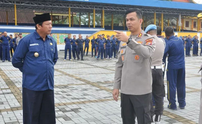 Wabup Inhu Ir H Hendrizal MSI dan Kapolres Inhu AKBP Fahrian Saleh Siregar SIK saat melakukan peninjauan di kawasan wisata Danau Raja Rengat, Jumat (11/4/2025).
