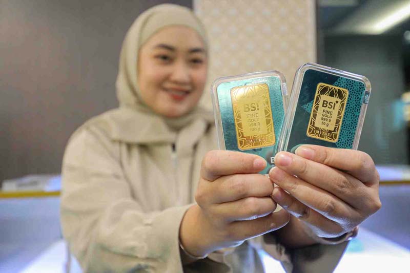 Karyawan memperlihatkan kepingan produk emas BSI di Gedung BSI, Jakarta. Harga emas batangan PT Aneka Tambang Tbk naik drastis mencapai Rp1.889.000 per gram.