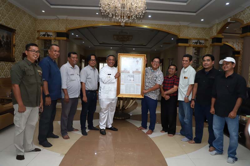 Foto bersama Bupati Rohul Anton  ST MM (lima kiri) menerima cendera mata dari CEO RPG Ahmad Dardiri (lima kanan) bersama jajaran.