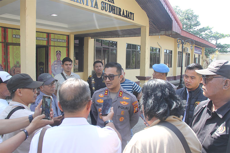 Kapolres Bengkalis AKBP Budi Setiawan saat diwawancari wartawan terkait program Karhutla Fun Run, di Mapolres Bengkalis, Sabtu (12/4/2025).