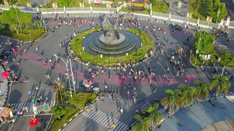 Warga Kota Pekanbaru meramaikan area car free day di Jalan Jenderal Sudirman dekat Tugu Zapin, beberapa waktu lalu. Pemko Pekanbaru mulai Ahad (13/4) memperluas areal CFD hingga ke Jalan Diponegoro.