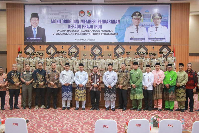 Plt Rektor IPDN Suhajar Diantoro (tengah) foto bersama Wako-Wawako Pekanbaru Agung Nugroho-Markarius Anwar beserta jajaran dan para praja IPDN