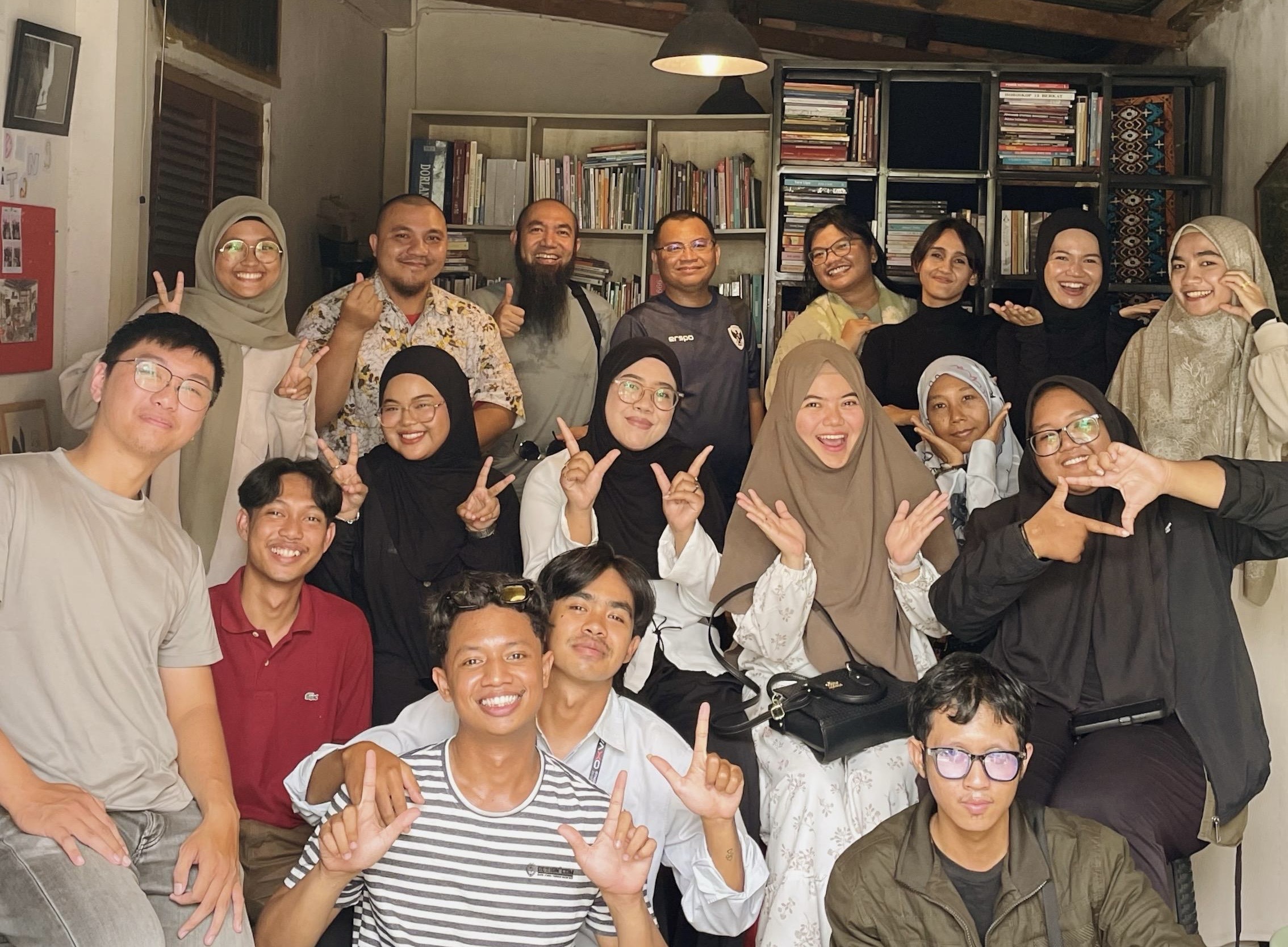 Foto bersama usai sharing Session terkait Literasi yang ada di Kota Pekanbaru digelar Kotak Baca dihadiri Kagama Pekanbaru dan KIPMI di Jalan Tiung Ujung, Pekanbaru, Sabtu (12/4/2025).