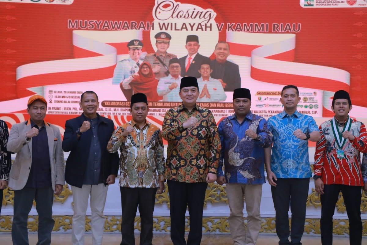 Ketua DPRD Kota Pekanbaru Muhammad Isa Lahamid (tiga dari kiri) berfoto bersama Kapolda Riau Irjen Muhammad Iqbal, Plh Sekda Pekanbaru dan pengurus KAMMI Riau, Selasa (29/1/2025).