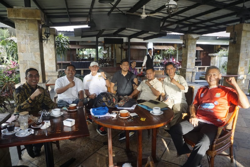 Enam  pengurus kabupaten/kota PBSI Prov Riau berfoto bersama dan menolak Musprov dilaksanakan karena tidak mengacu kepada PO 001 dan PO 002 1 April  2025, Pekanbaru, Sabtu (12/4/2025).