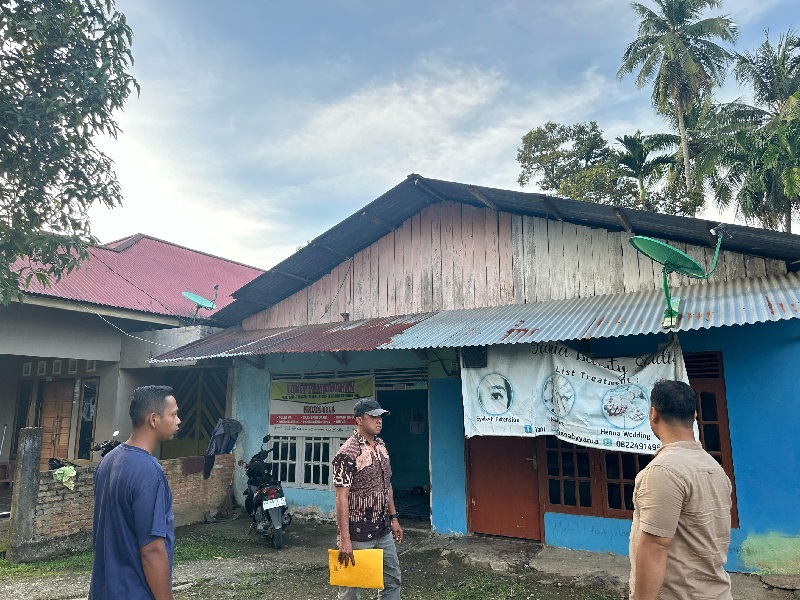 Personel Polsek Kuantan Mudik mengecek sebuah rumah yang disebut lokasi pemurnian emas ilegal, Jumat (11/4/2025) sore