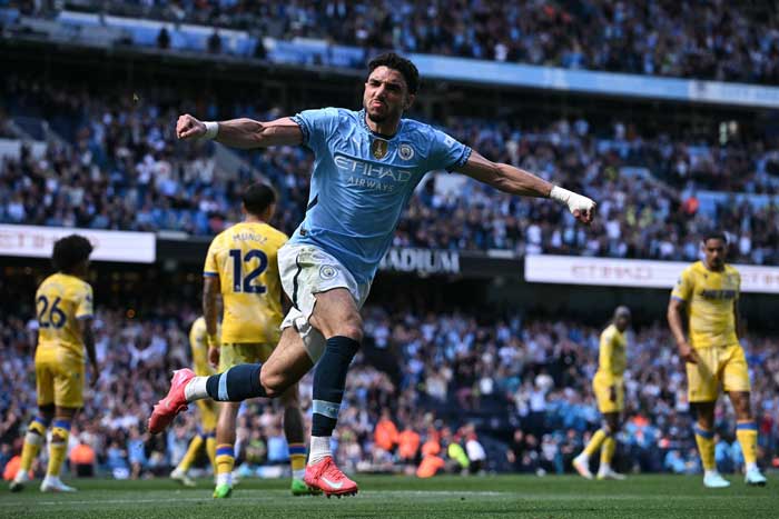 Penyerang Manchester City asal Mesir, Omar Marmoush, melakukan selebrasi usai mencetak gol ke jala Crystal Palace dalam lanjutan Liga Inggris di Stadion Etihad, Manchester, Sabtu (12/4/2025).