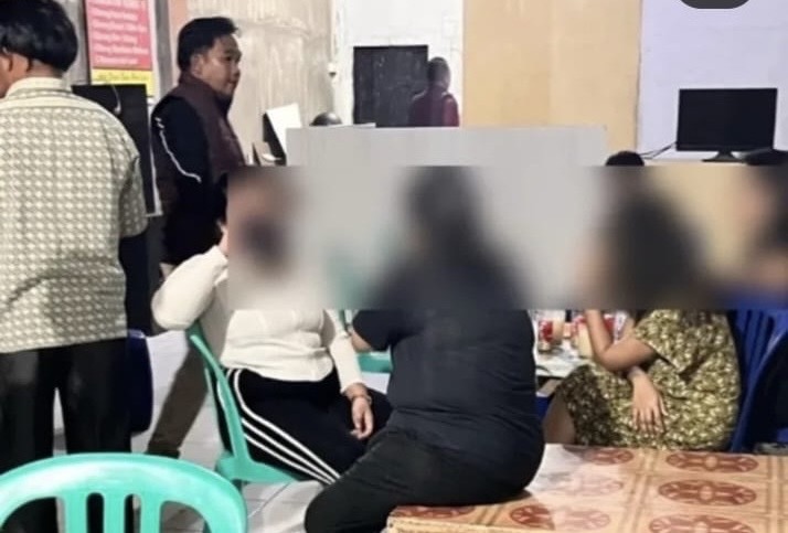 Tim Gabungan Satpol PP Kampar, BKO TNI, Polri merazia tempat karaoke di Desa Pasir Putih, Kecamatan Siak Hulu, Kabupaten Kampar, Kamis (10/4/2025) malam.