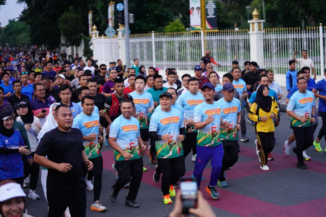 Gubri Abdul Wahid dan Forkopimda Riau saat mengikuti Karhutla Fun Run 2025 di Pekanbaru, Ahad (13/4/2025)