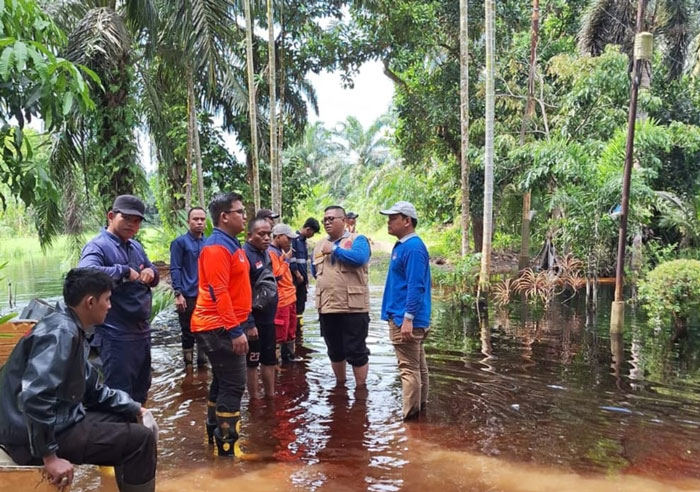 BPBD Dumai dan elemen lainnya meninjau lokasi banjir di Jalan Ayu Sari, Kelurahan Bumi Ayu, Kecamatan Dumai Selatan.